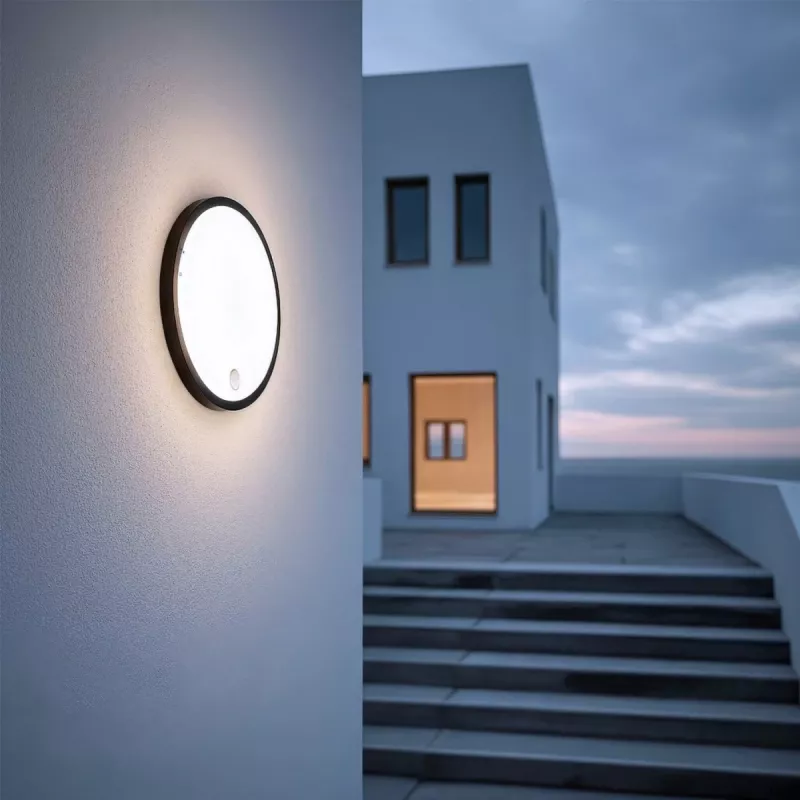 LED lampa ar PIR sensoru MACLEAN MCE525 B — āra sienas lampa, ar kustības aktivizētu LED