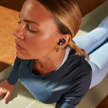 Bezvadu austiņas ar ieliktņa dizainu Apple Powerbeats Fit — H1 mikroshēma, IPX4 ūdensizturība, aktīva trokšņu slāpēšana, Dolby Atmos, USB‑C uzlādes futrālis, 30 stundu atskaņošana