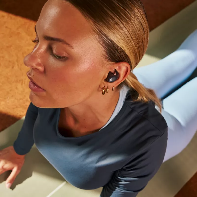 Bezvadu austiņas ar ieliktņa dizainu Apple Powerbeats Fit — H1 mikroshēma, IPX4 ūdensizturība, aktīva trokšņu slāpēšana, Dolby Atmos, USB‑C uzlādes futrālis, 30 stundu atskaņošana