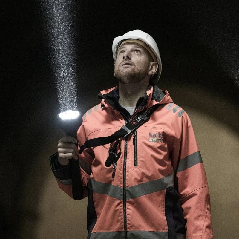 Rokas lukturītis Ledlenser P21R melns uzlādējams LED, 1000 lm, IP68, 32700 baterija, 1100 m stars