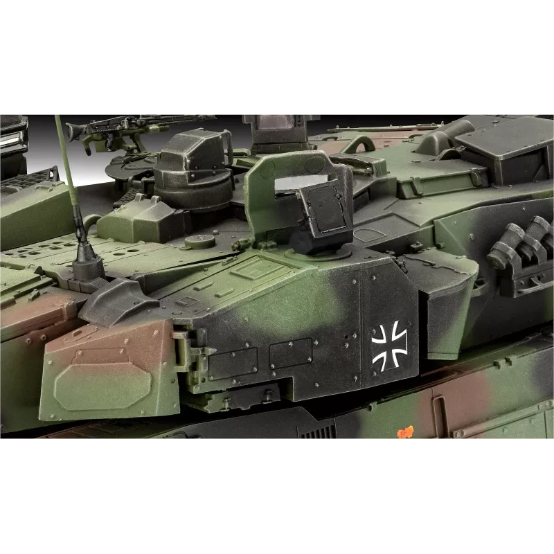 Plastmasas modelis REVELL Leopard 2A7A1 militārā tanka komplekts (mērogs nav norādīts)