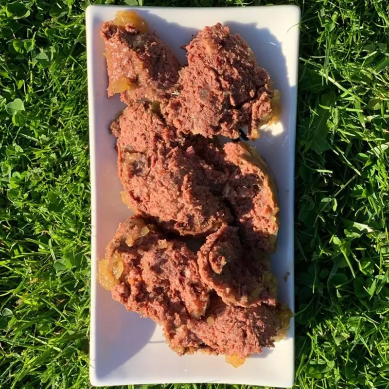 Slapjā suņu barība OLLO Pure Beef and zaļa Tripe 400 g bundža — pieaugušiem suņiem, olbaltumvielas 14,5%, tauki 11,9%, mitrums 69%