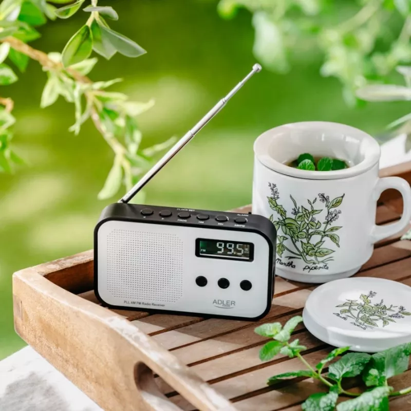 Pārnēsājamais ciparu radio Adler AD 1907 — AM/FM, ciparu uztvērējs, modinātājs, USB-C, 600 mAh baterija, LCD, 20 atmiņas vietas, teleskopiskā antena