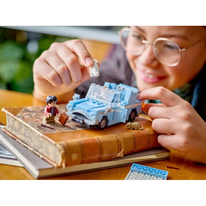 LEGO Harry Potter Lidojošais Ford Anglia auto rotaļlieta bērniem no 7 gadu vecuma, zēniem un meitenēm, būvējams modelis ar Ronu Vīzliju minifigūru un Hedvigu