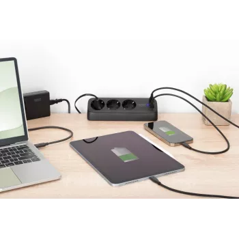 Strāvas sadalītājs DIGITUS 3-vietīgs ar 2×USB-A & 1×USB-C, 3 maiņstrāvas kontaktligzdām Tips E/F, 1,5 m kabelis, melns