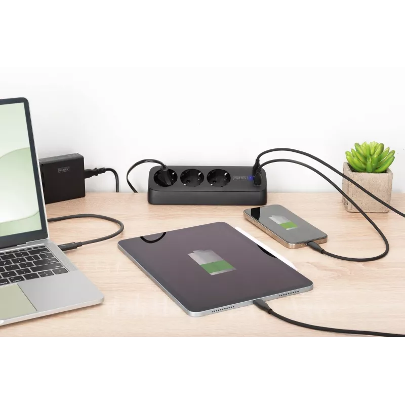 Strāvas sadalītājs DIGITUS 3-vietīgs ar 2×USB-A & 1×USB-C, 3 maiņstrāvas kontaktligzdām Tips E/F, 1,5 m kabelis, melns