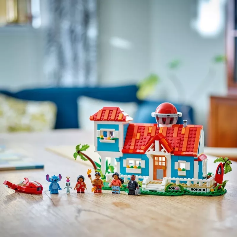 LEGO komplekts Disney 43268 Pludmales māja — modulāra mājas būvēšana, 834 detaļas, 5 minifigūras, vecumam 9+