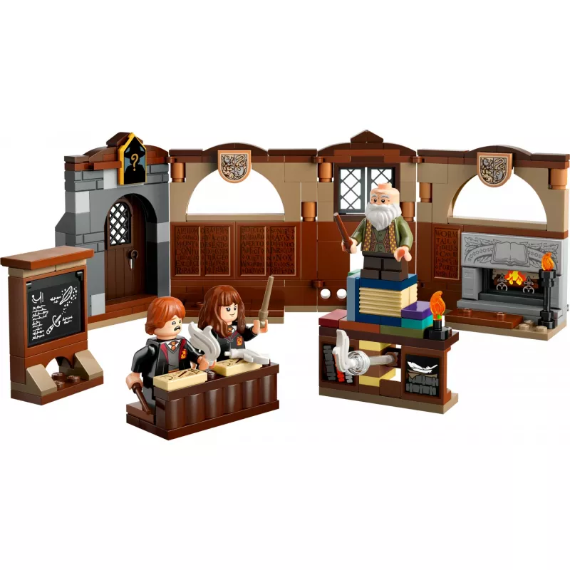 Būvēšanas komplekts LEGO Harry Potter Cūkkārpas pils Burvestību nodarbība 76442 — 204 detaļas, 3 minifigūras, vecumam 8+