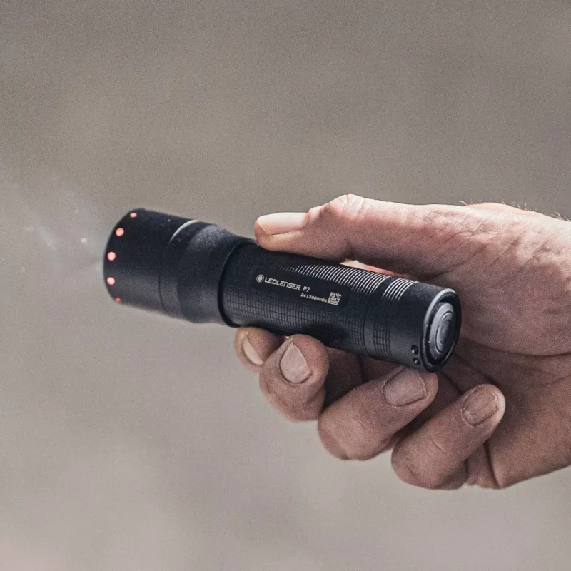 Ledlenser P7 melns rokas lukturis LED