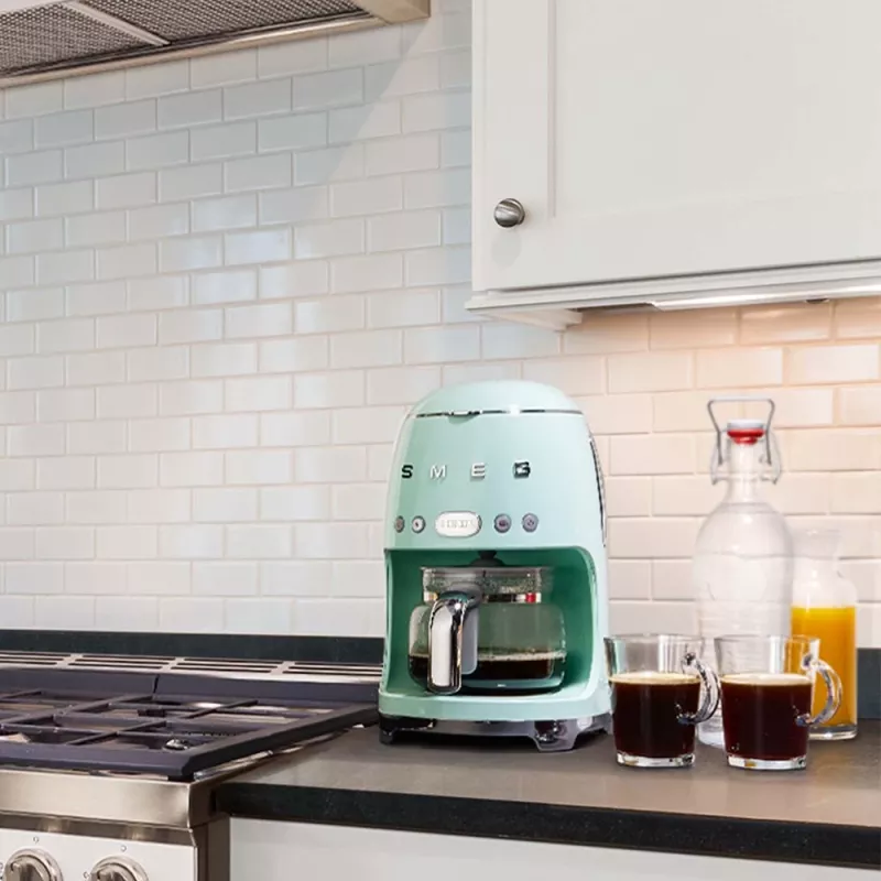 SMEG kafijas automāts pasteļzaļā krāsā DCF02PGEU