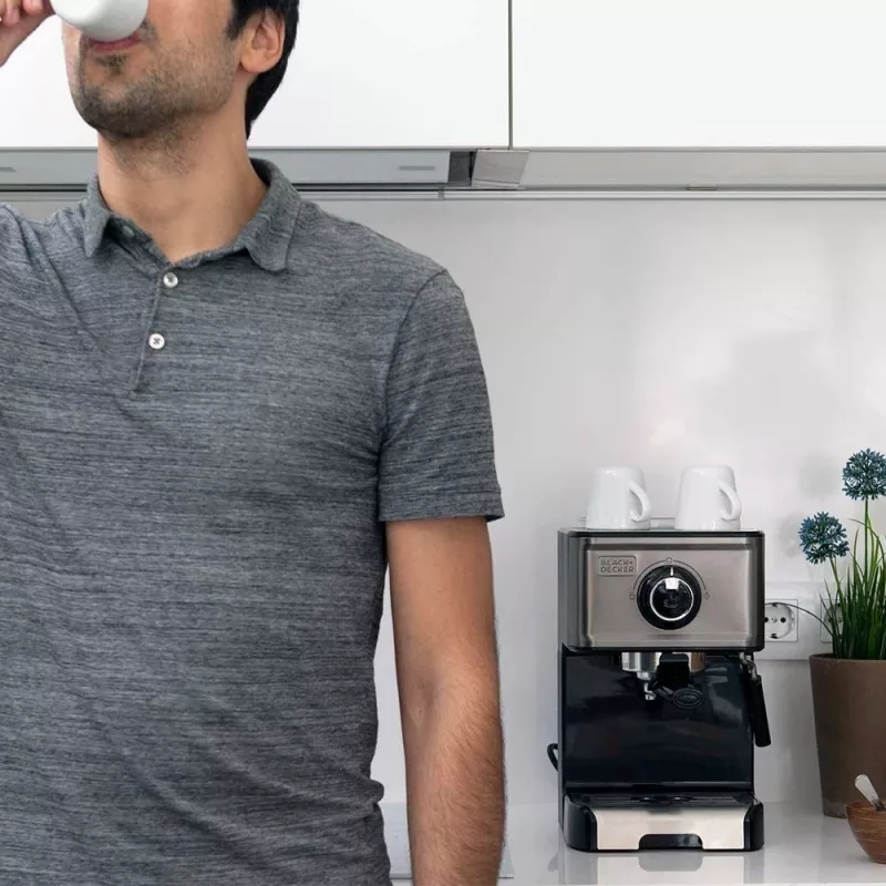 Espresso kafijas automāts Melns & Decker BXCO1200E — 1200 W, 15 bāri, 1,2 L ūdens tvertne, 2 tasītēm, iebūvēts piena putotājs, galda virsmai, sudraba krāsā