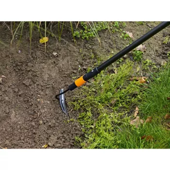 Stumjamais kaplis Fiskars 1000677 — dārza kaplis augsnes apstrādei ar ergonomisku rokturi
