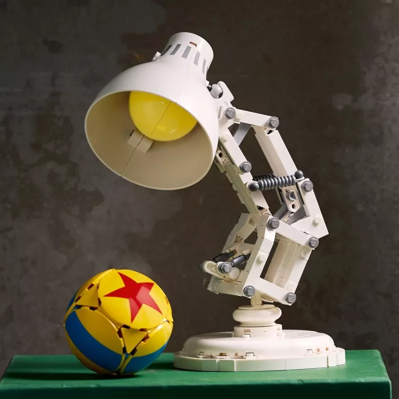 Konstruktora rotaļlieta LEGO Ideas modelis 21357 — Luxo Jr., 613 gab., 290×140×110 mm