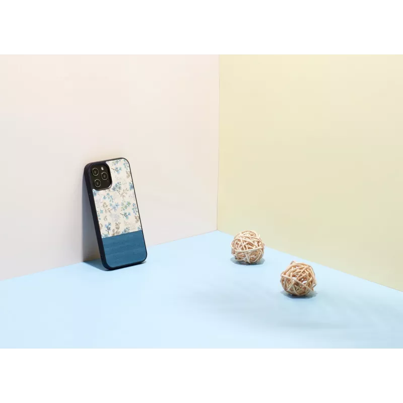 Telefona maciņš man and wood iPhone 12 / 12 Pro — zils zieds uz melna