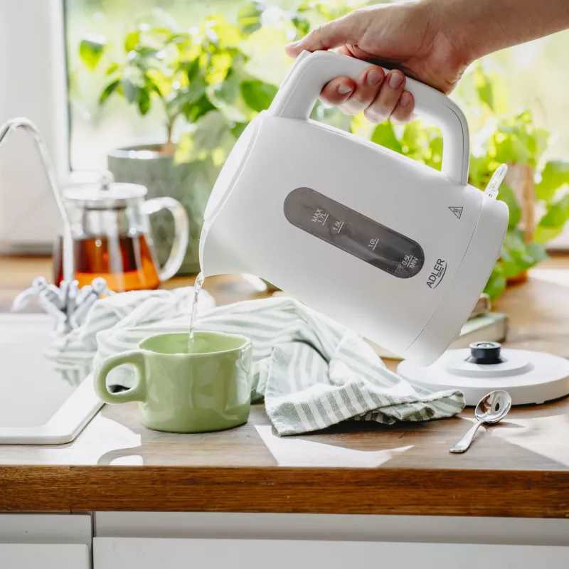 Elektriskā tējkanna Adler AD 1379w — 1,7 L, līdz 2200 W, balta, 360° grozāma pamatne, polipropilēns