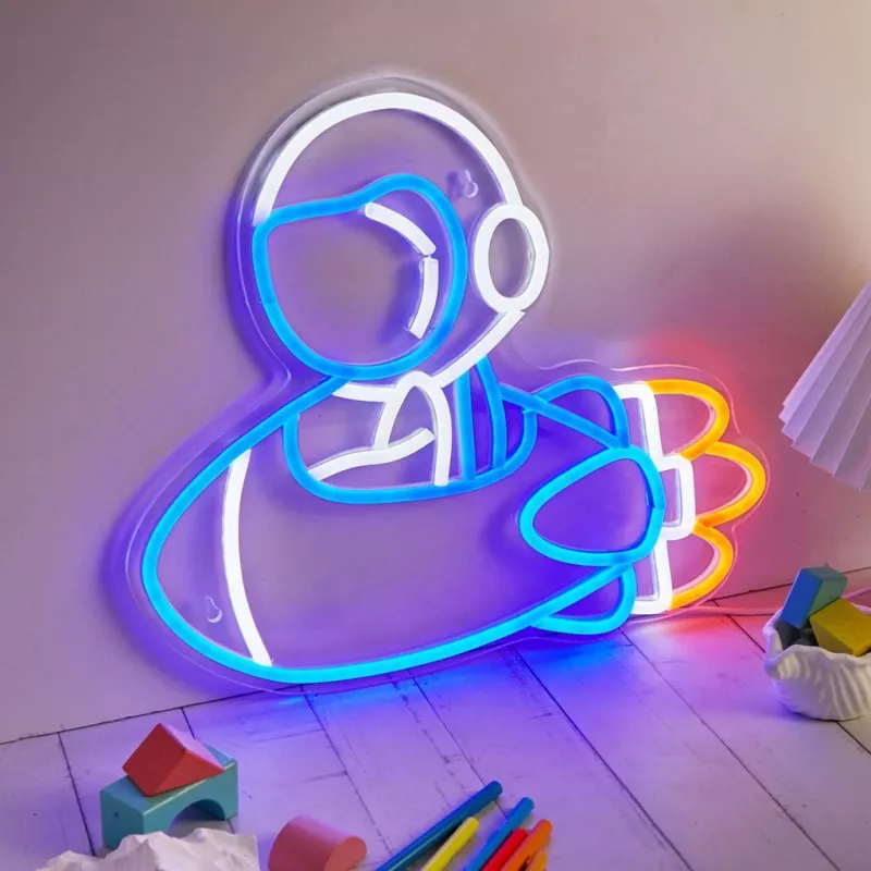 Dekoratīvā neona gaisma MANTA SNL90MT Style Neon Lights — Astronauts uz raķetes motīvs