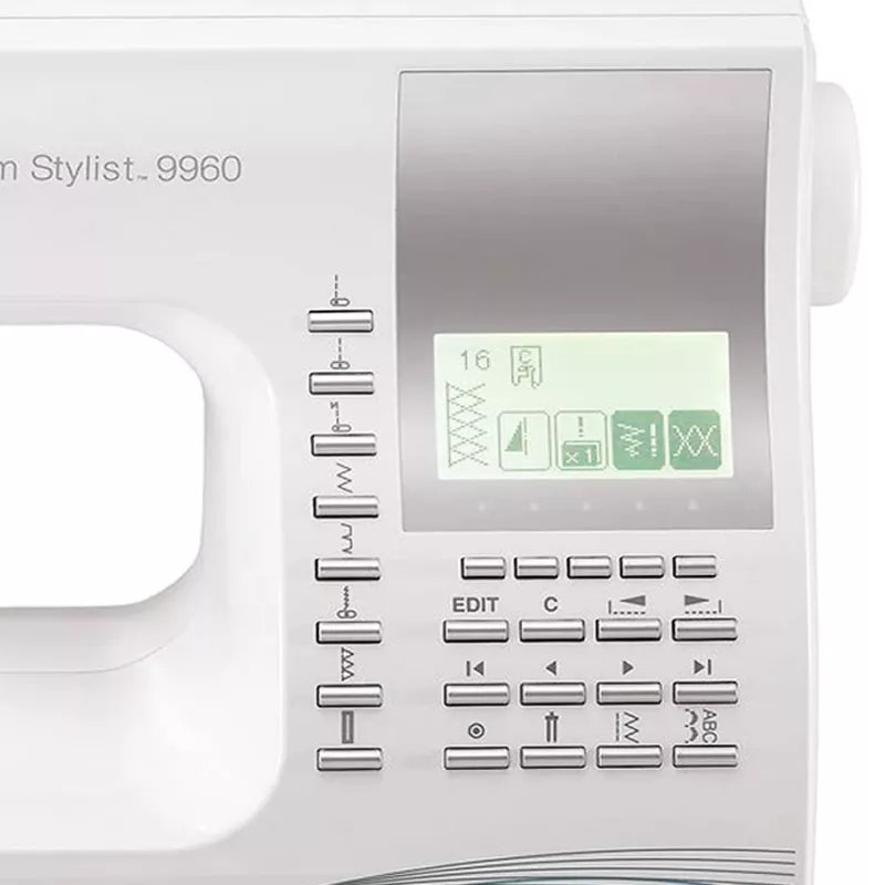Šujmašīna SINGER Quantum Stylist 9960 — 600 šūšanas raksti, 13 viena soļa pogcaurumu stili, brīvā roka