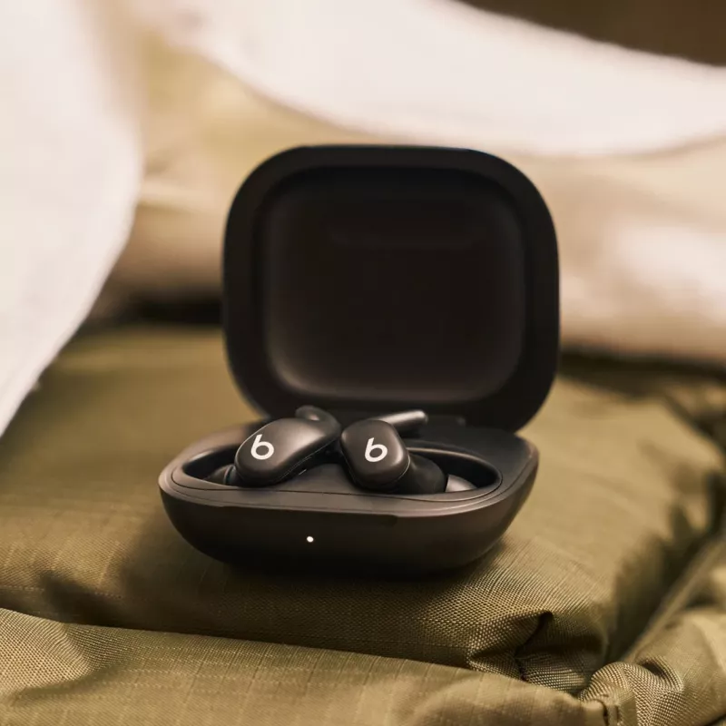 Ievietojamās bezvadu austiņas Apple Powerbeats Fit — IPX4 ūdensizturība, AKT, Bluetooth 1. klase, 7 h atskaņošana (30 h ar korpusu), skārienvadība, melna