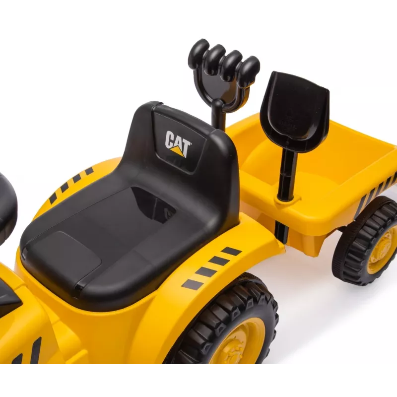 CAT traktors ar piekabi, dzeltens, braucamais
