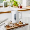 Elektriskā tējkanna Adler AD 1379w — 1,7 L, līdz 2200 W, balta, 360° grozāma pamatne, polipropilēns