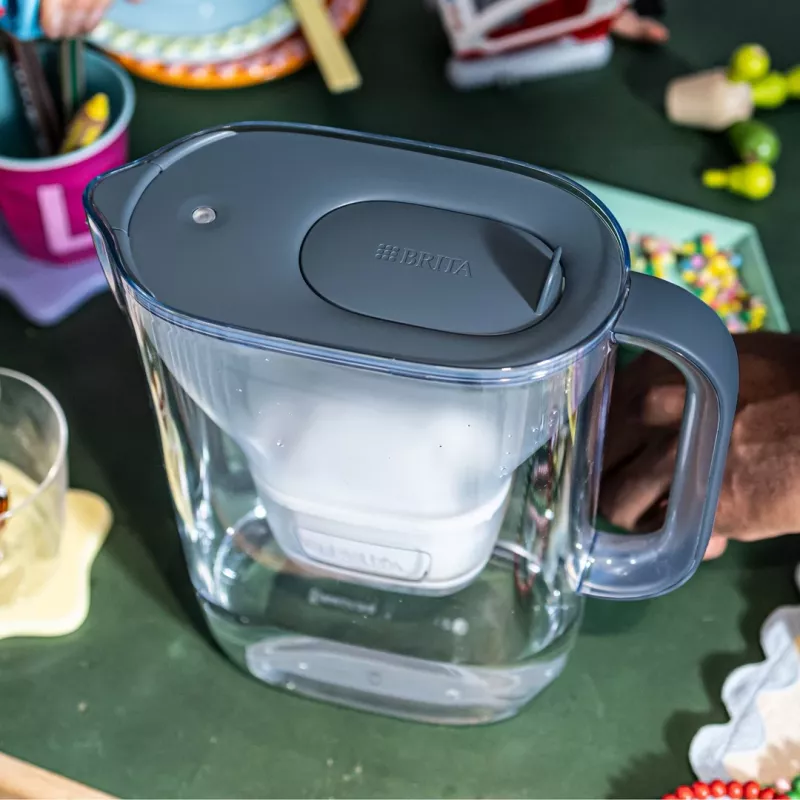 Ūdens filtra krūze BRITA Style Essential 2,4 L grafīta — krūze ar MAXTRA kasetni, Smart Light, 1,4 L filtrētās kapacitātes