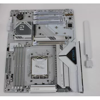 Mātesplate GIGABYTE B850 EAGLE WF7 ICESO — atjaunota, aizmugurējais I/O panelis un antena iekļauti