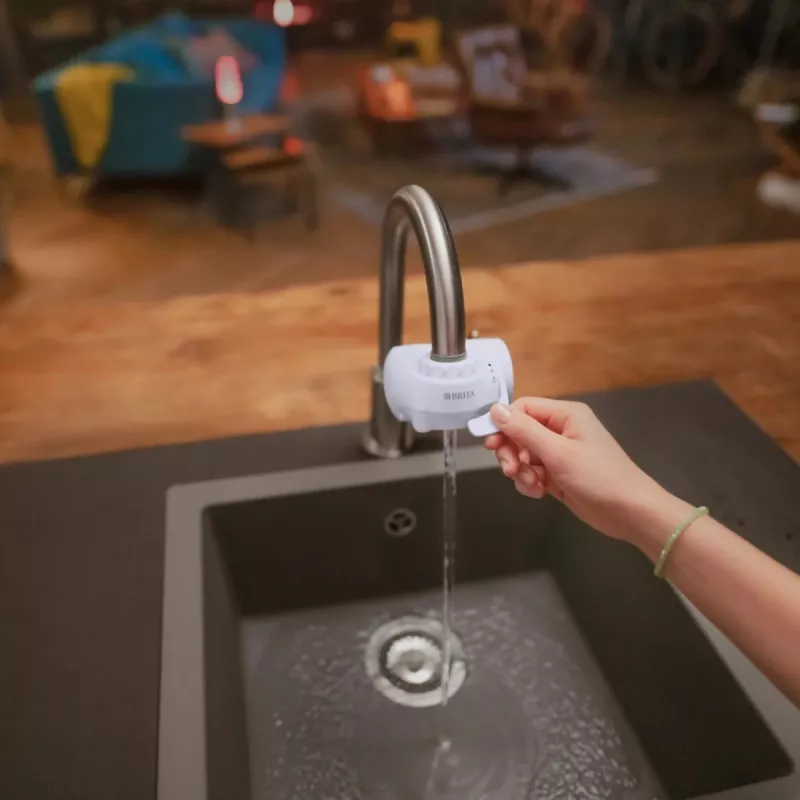 BRITA ON TAP V CU CE2 (1052067) krāna ūdens filtrs — 4 pakāpju, 600 L ietilpība, 3 režīmi, 5 adapteri, balts