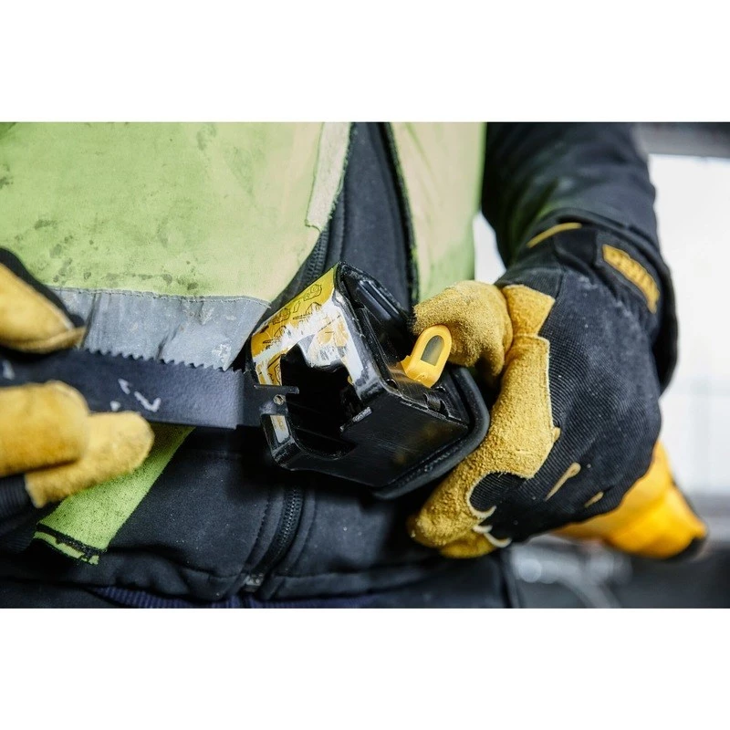 Virzuļzāģis DeWALT DWE305PK, 1100 W, gājiens 29 mm, maks. 2800 gājieni minūtē, griešanas dziļums kokā 280 mm, metālā 100 mm, svars 3,5 kg