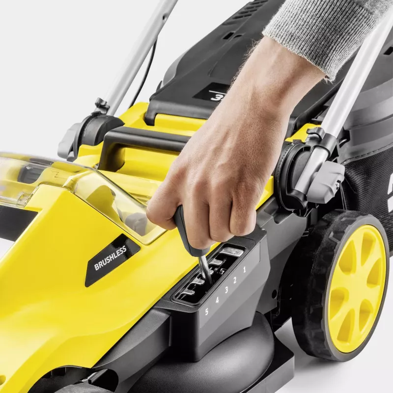 Kājāmgājēja zāliena pļāvējs Karcher LMO 3-18, akumulators 18 V, griešanas platums 340 mm, piemērots līdz 350 m², augstums 25–60 mm