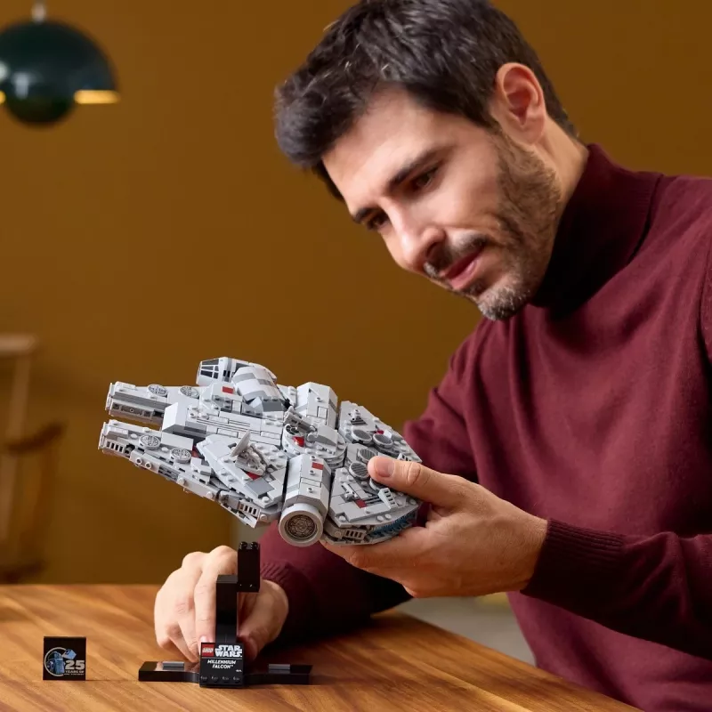 LEGO Star Wars Millennium Falcon 75375 modelu komplekts — 1351 gab., 18+, 190×240×130 mm