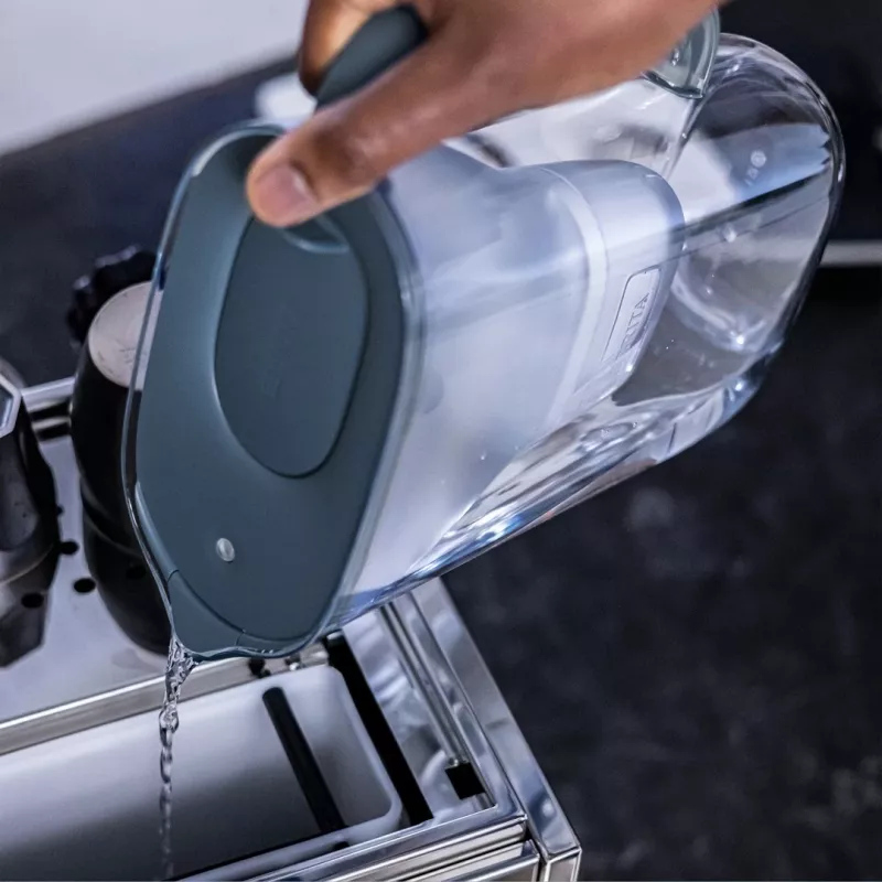 Ūdens filtra krūze BRITA Style Essential 2,4 L grafīta — krūze ar MAXTRA kasetni, Smart Light, 1,4 L filtrētās kapacitātes