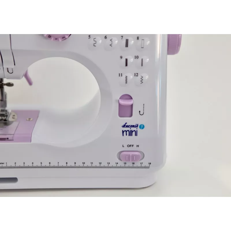 Pusautomātiskā šujmašīna Łucznik Mini — Elektriskā, 3 dūrienu veidi, 4 soļu pogcaurums, brīvroku uzmava