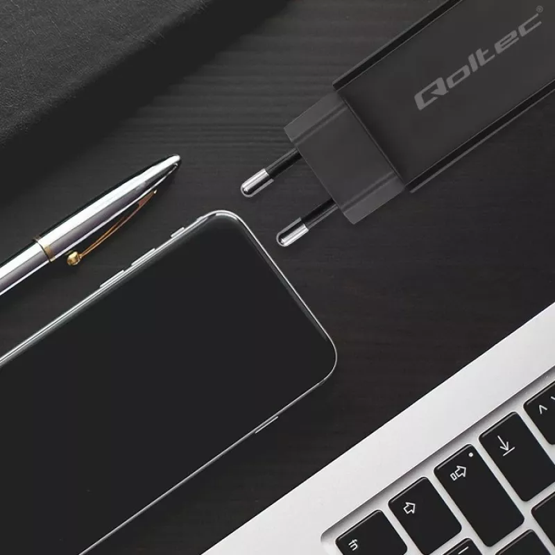 GaN 90W lādētājs QOLTEC 52420 USB-C PD 5–20V 3A/4.5A izeja, 220–240V ieeja, 1,8 m kabelis, melns