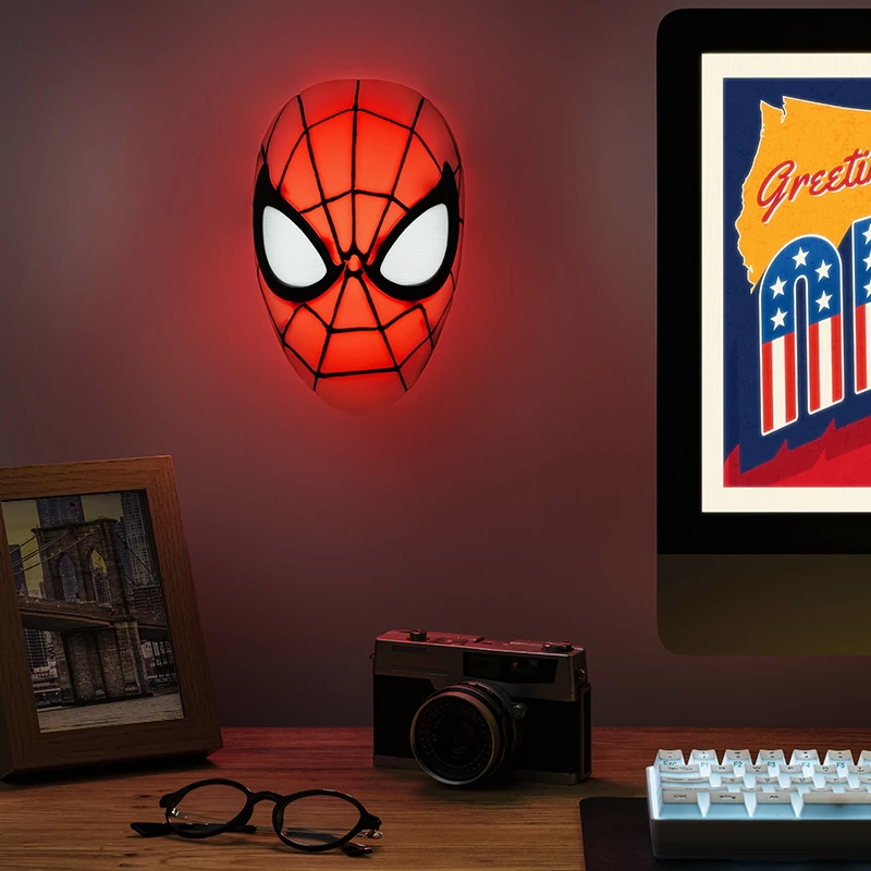 Galda lampa Paladone Spiderman Mask Light — tematisks Zirnekļcilvēka maskas dizains, ar USB barojama LED lampiņa, kompakta naktsgalda lampa