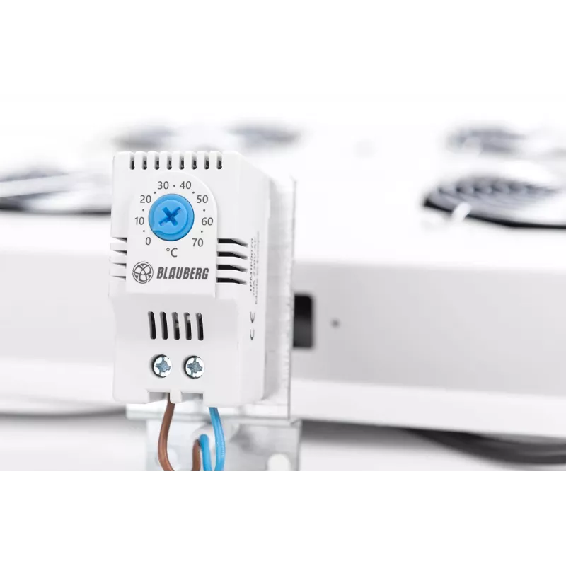 Digitus DN-19 FAN-4-SRV produkts pelēkā krāsā
