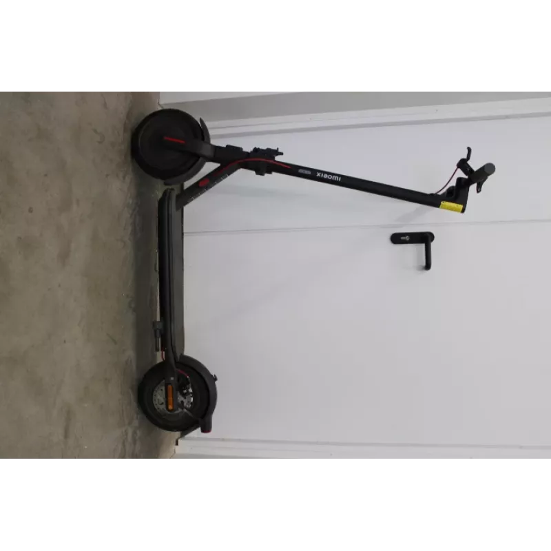 IZPĀRDOŠANA. Xiaomi Electric Scooter 4 EU | IZPĀRDOŠANA. IZPĀRDOŠANA. Xiaomi Electric Scooter 4 EU | 300 W | 25 km/h | 10 collas | 6 mēneši | Melns | DEMO, SASKRAPĒTS, TRŪKST SKRŪVJU