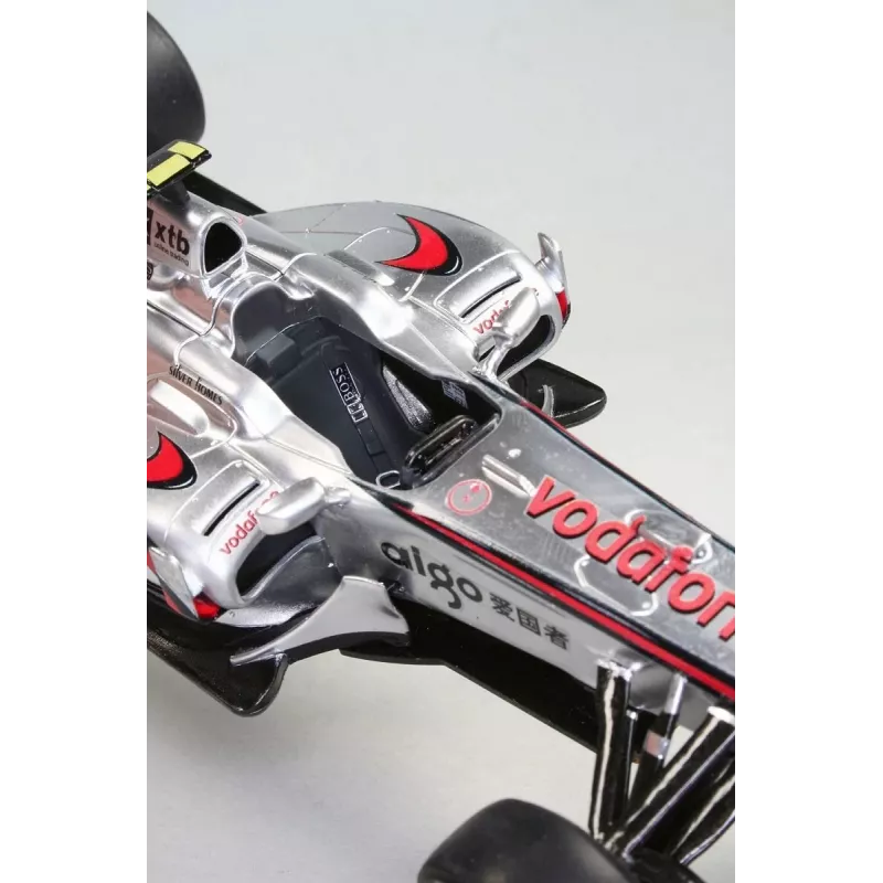 REVELL plastmasas modelis McLaren Mercedes MP4-25 Lewis Hamilton — 1:24 mēroga komplekts