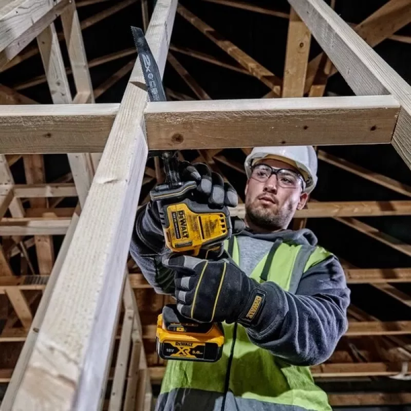Virzuļzāģis DeWALT DCS369N-XJ, bezsuku motors, bezvads, griešanas dziļums kokā 9 cm, tēraudā 4 cm, 2800 gāj./min, 1,43 kg