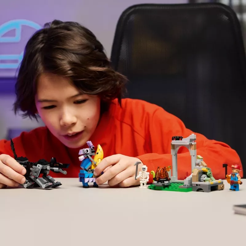 LEGO FORTNITE 77075 Pīlija un Sparkpluga nometne