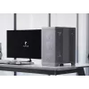 APNX PC Midi Tower C1-R-WT-v1 — balta, atbalsta ATX/Micro-ATX/Mini-ITX, 3x120 mm priekšējie ventilatori uzstādīti, 3x3,5 collu + 3x2,5 collu nodalījumi, USB 3.2 Gen1 x2
