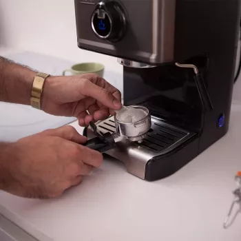 Espresso kafijas automāts Melns & Decker BXCO1200E — 1200 W, 15 bāri, 1,2 L ūdens tvertne, 2 tasītēm, iebūvēts piena putotājs, galda virsmai, sudraba krāsā