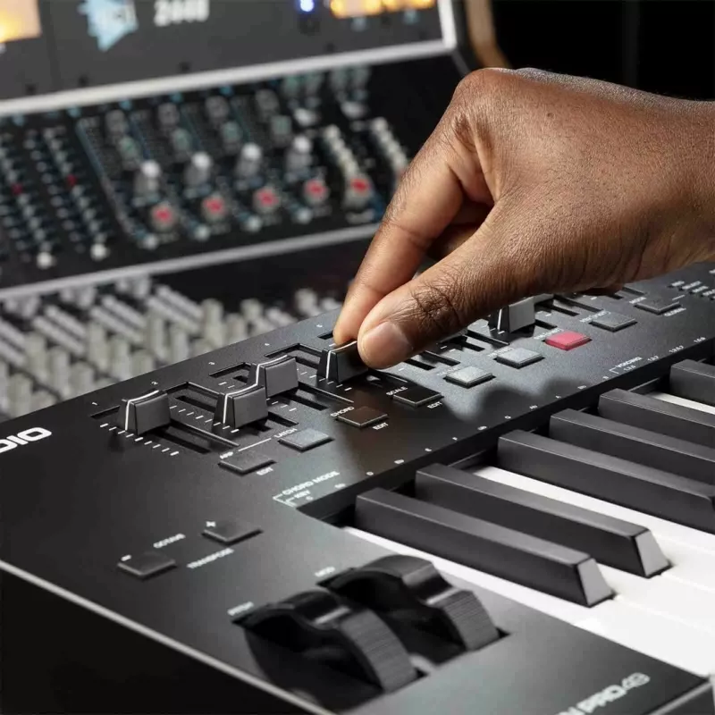 M-Audio Oxygen Pro 49 MIDI klaviatūras kontrolleris — 49 taustiņi, 16 spilventiņi, 9 faderi, OLED displejs, USB, MIDI izeja