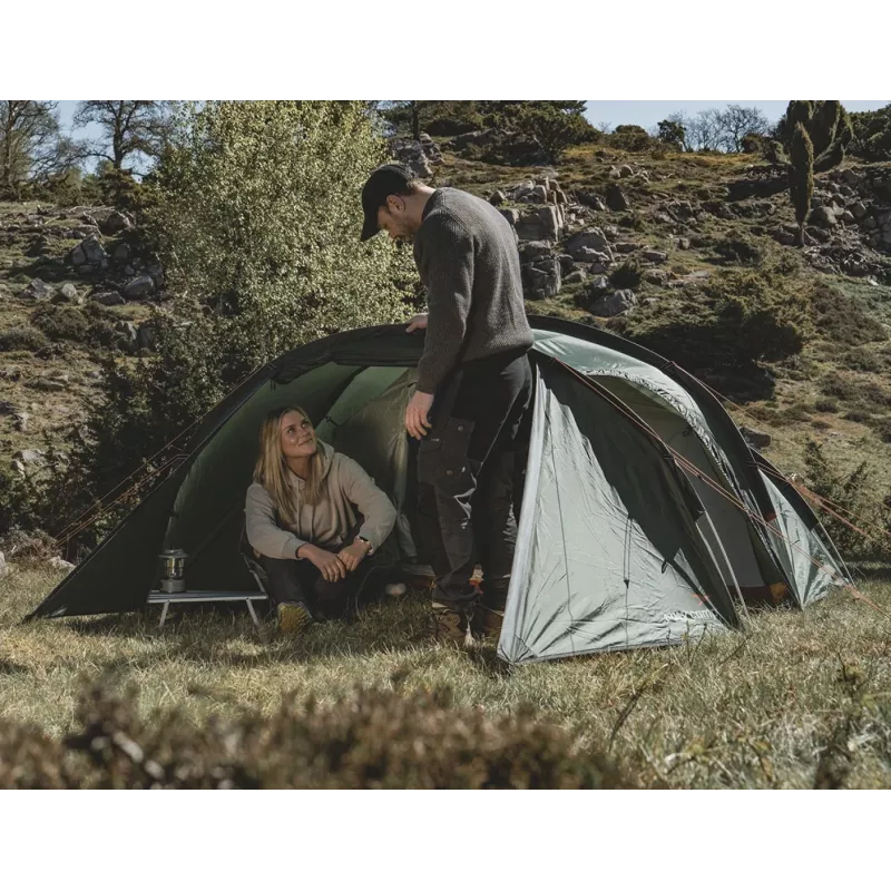 Tuneļtelts easy camp Pasvik 4 — 4-personu, stingrs karkass, 3 m ūdensnecaurlaidīga virsjumta, alumīnija stieņi, tumši zaļa, 2350×4050×1200 mm