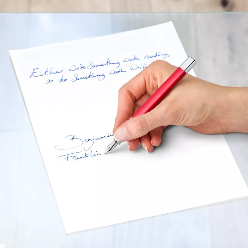 Tintes pildspalva Staedtler Triplus 474 sarkana