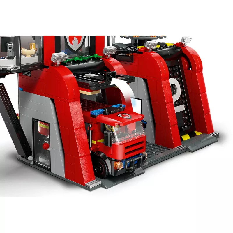 Konstrukciju rotaļlieta LEGO City Ugunsdzēsēju stacija ar grozāmo kāpņu transportlīdzekli 60414 — 843 detaļas, 5 minifigūras, 220×320×140 mm