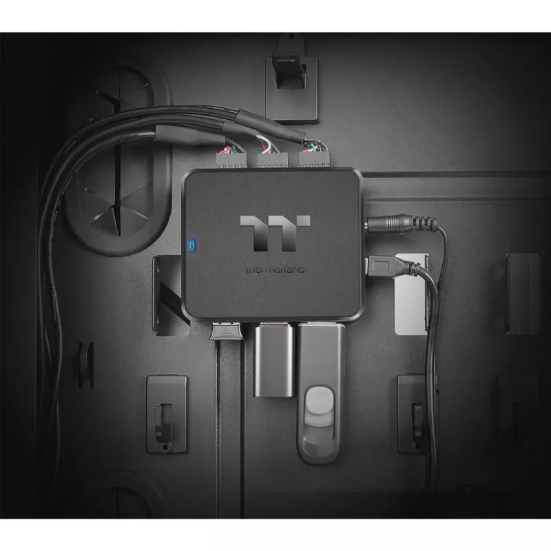 Thermaltake H200 PLUS iekšējais USB centrmezgls - TT Premium Edition - Centrmezgls - 3 x USB 2.0 + 3 x USB 2.0 (iekšējs)