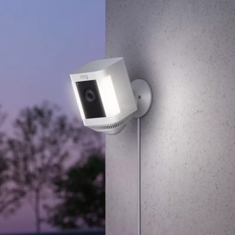 Ring Spotlight Cam Plus tīkla novērošanas kamera ārpus telpām ar pieslēgumu elektrībai