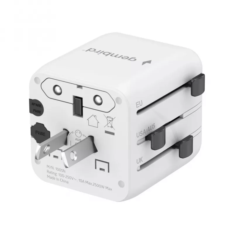 Universāls ceļojumu strāvas adapteris GEMBIRD TPA-INT-01-W — ieeja 100–250 V, G tipa kontaktdakša, kompakti izmēri 84×56×85 mm