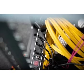 Kontaktligzdu bloks Digitus DN-95403 ar pārslodzes aizsardzību