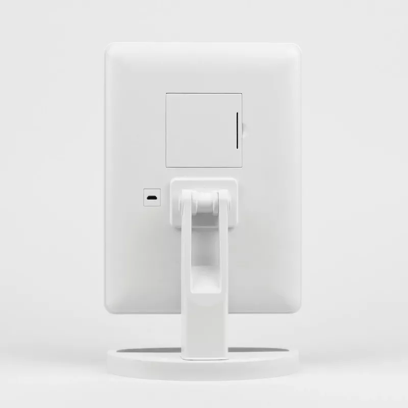 Brīvi stāvošs grima spogulis Girmi BE04 — taisnstūra formas, 1× palielinājums, balta LED gaisma, USB/4×AA, 180° rotācija